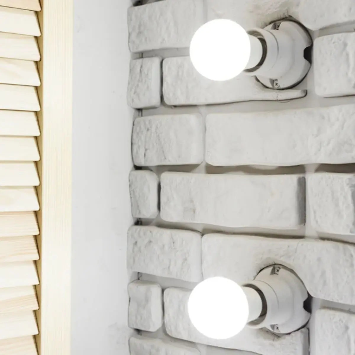 Foco LED A19 12W luz blanca, caja color AKSI - AKSI - vista lateral